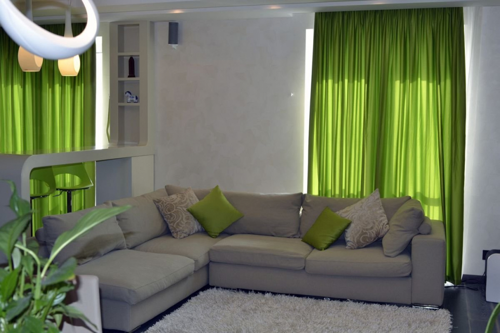 Желто-зеленый диван в интерьере