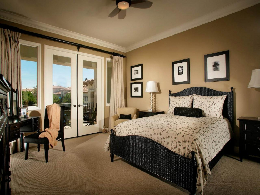 Темно бежевые стены