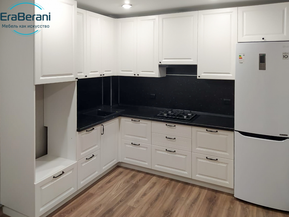 Кухня угловая черная с белым