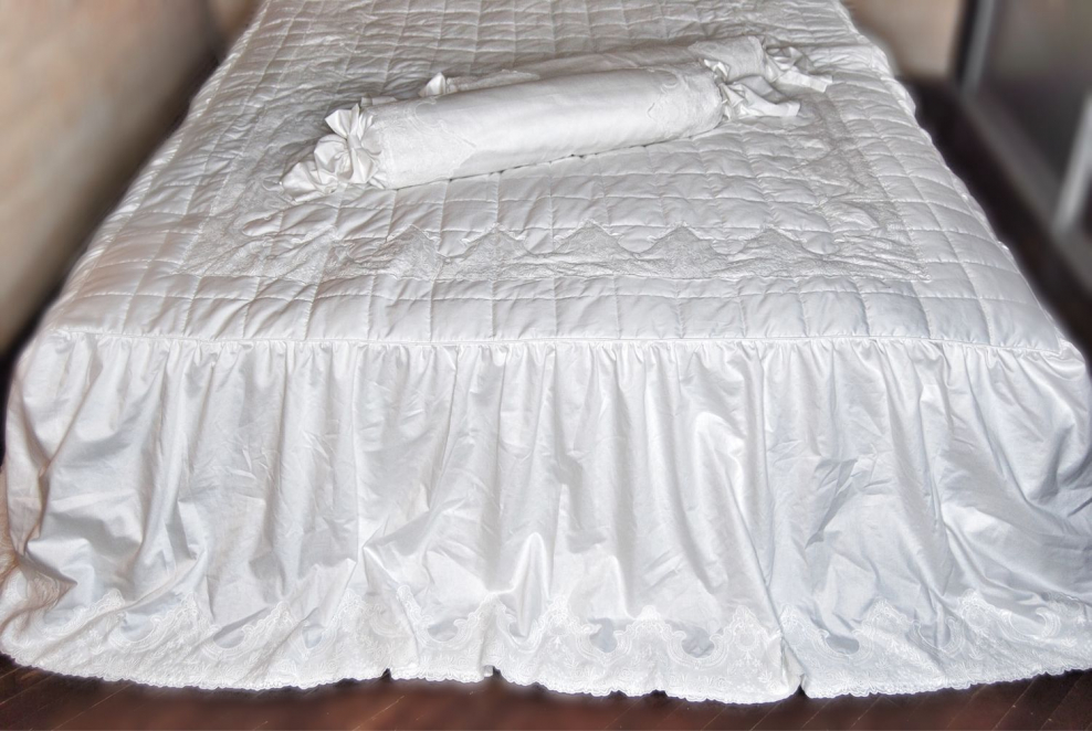 Стеганое одеяло с кружевом