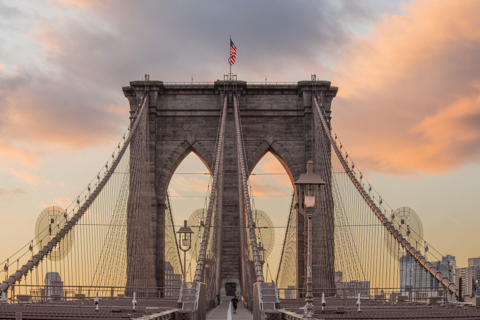 Фотообои Бруклинский мост в спальне