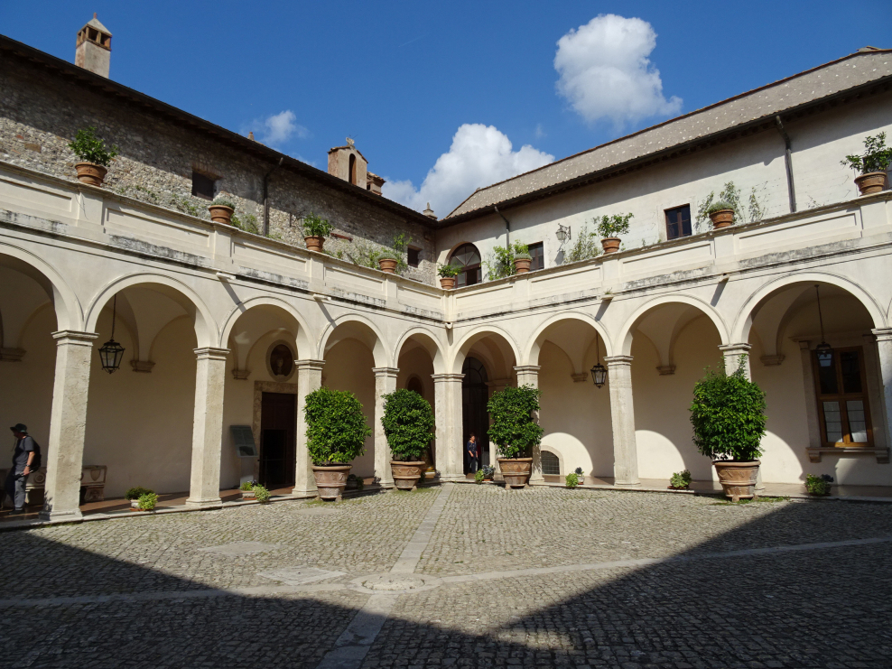 Бассейн в средиземноморском стиле