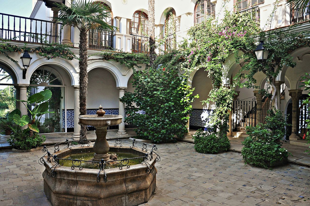 Патио внутренний дворик в Италии