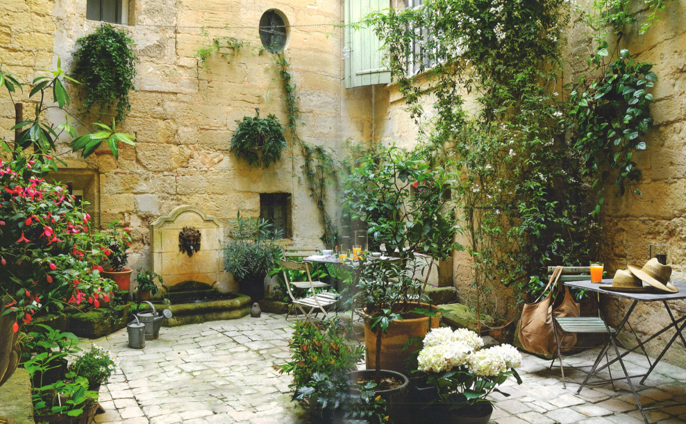 Патио внутренний дворик в саду Испании