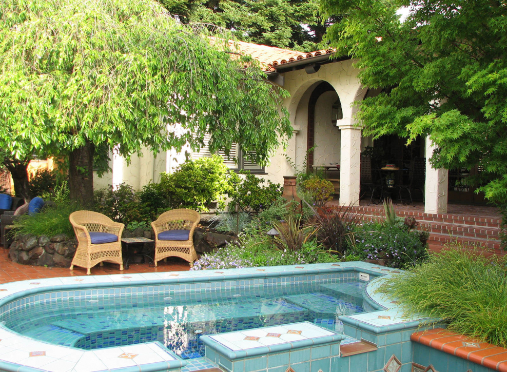 Дом в средиземноморском стиле с патио и бассейном