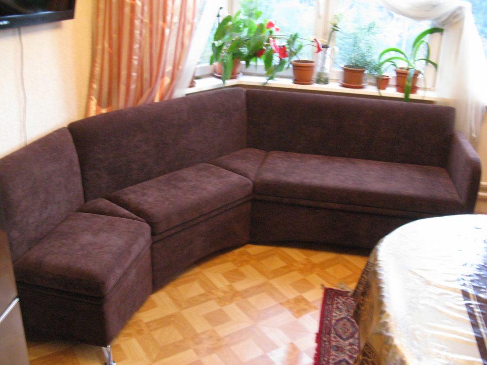 Угловой диван в эркер