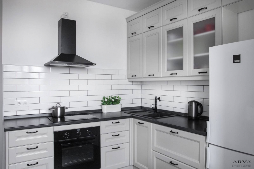 Белая кухня с серой столешницей