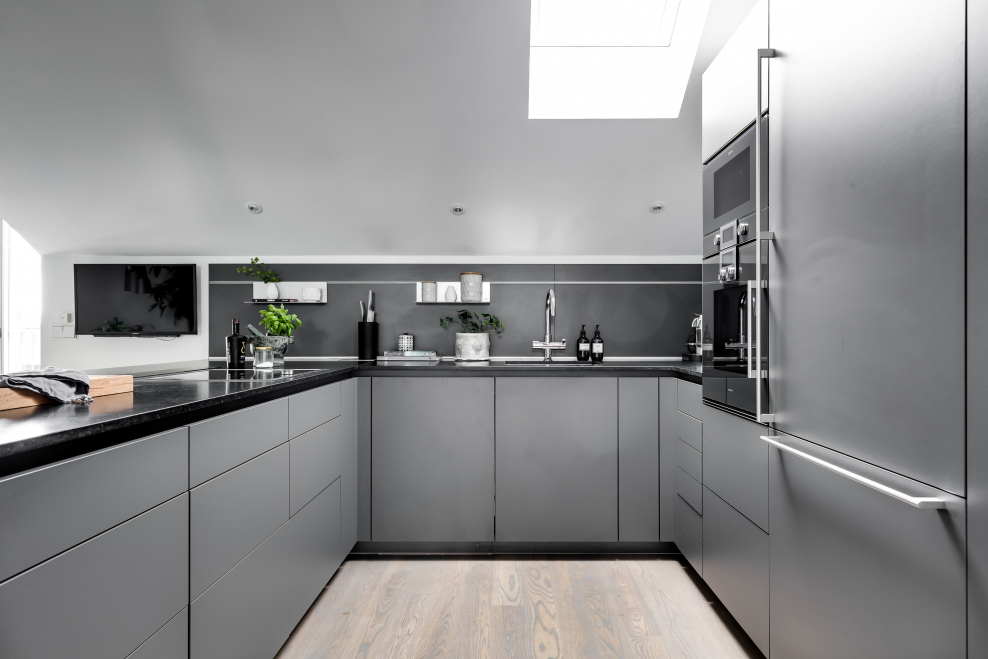 Серо белая кухня с черной столешницей