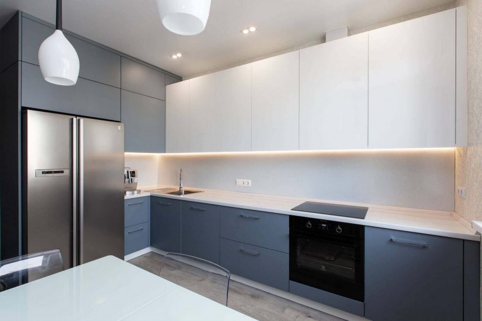 Бело серая кухня