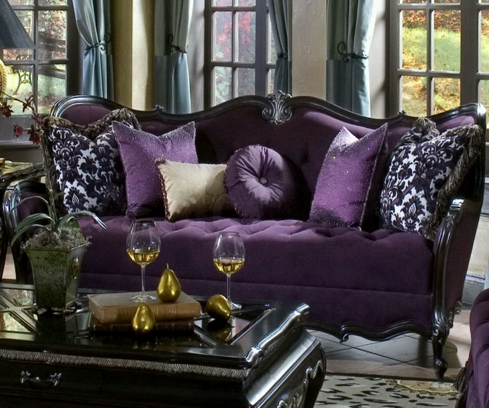Интерьер со сливовым диваном фото
