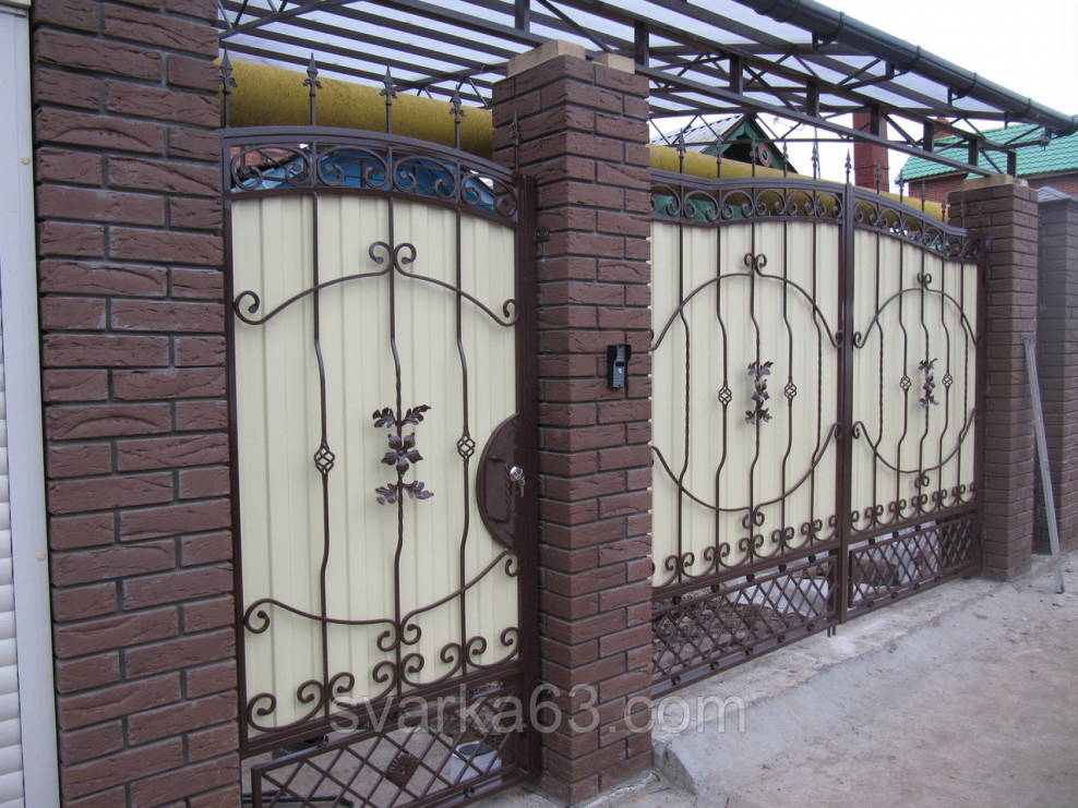 Калитки из металла с элементами ковки