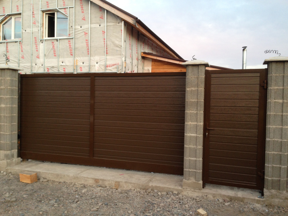 Откатные ворота Алютех ads400 с встроенной калиткой