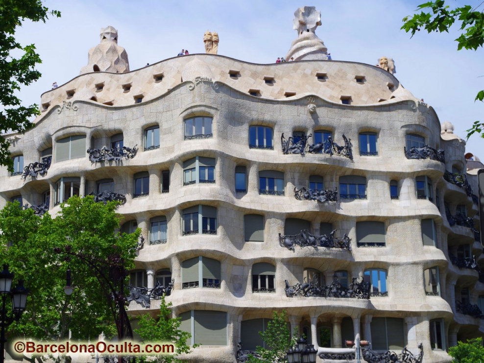 Гауди асимметрия в архитектуре