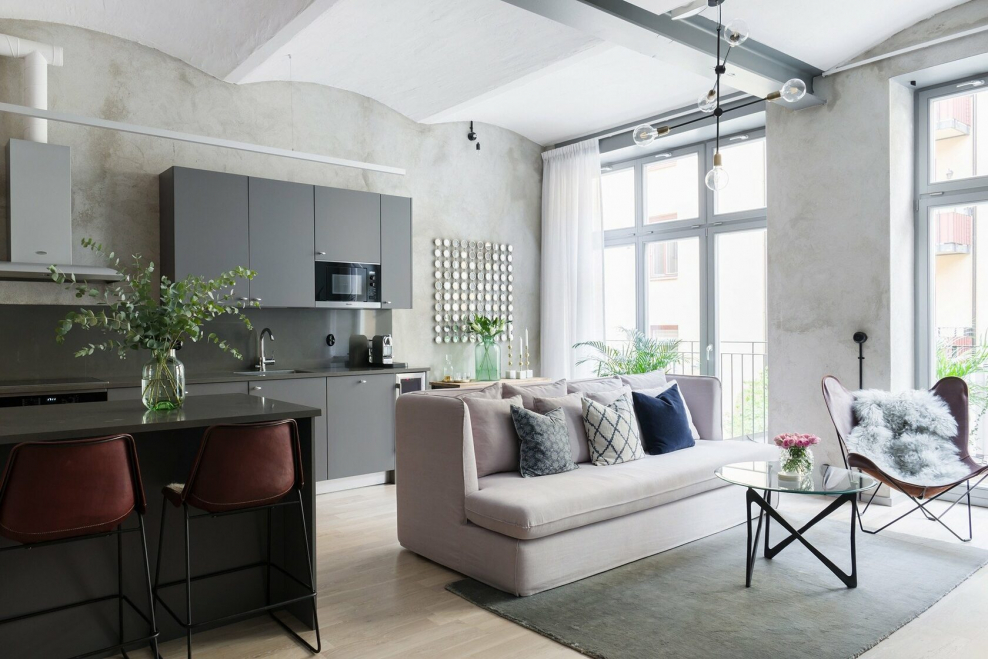 Светло серая кухня-гостиная