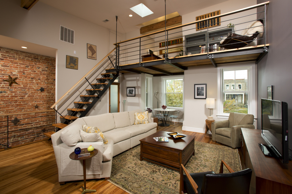 Гостиная с высоким потолком