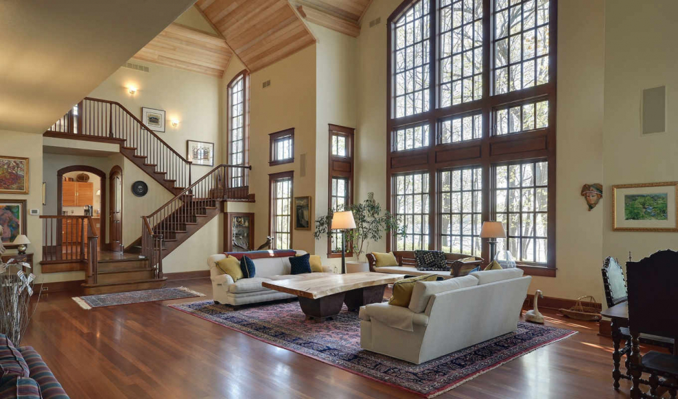 Гостиная с высоким потолком