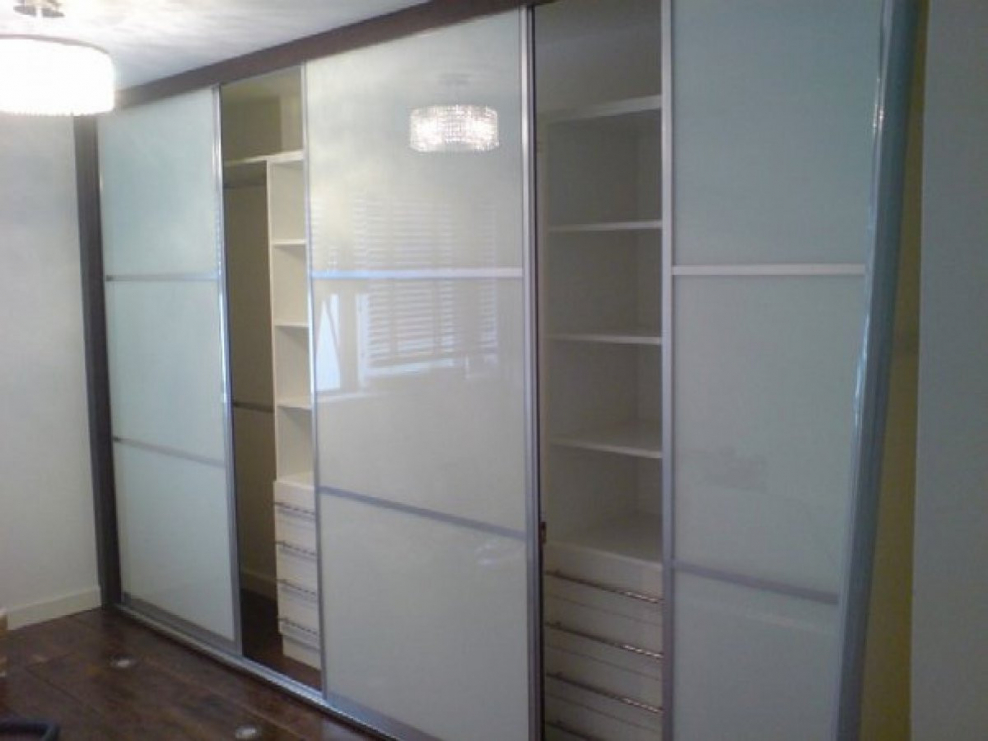 Шкаф Инвизибл матовое стекло белое