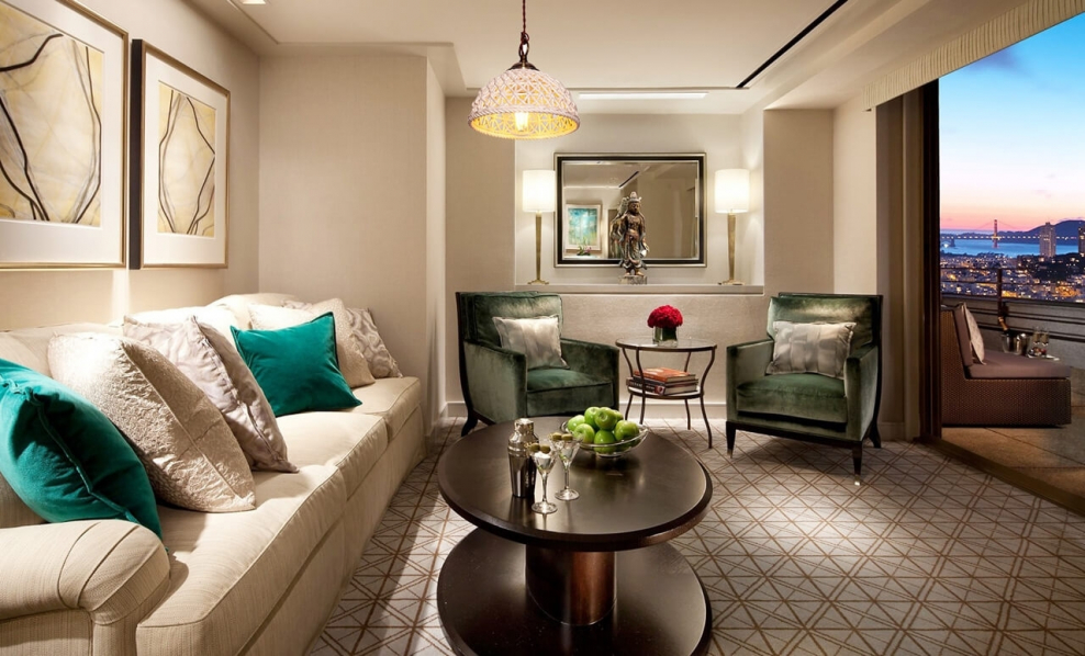 Бежевый диван в интерьере гостиной