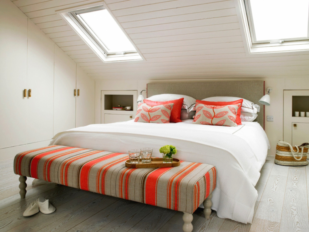 Спальня под скошенной крышей