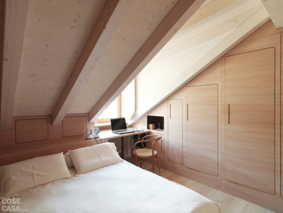 Кровать на мансарде под скатом