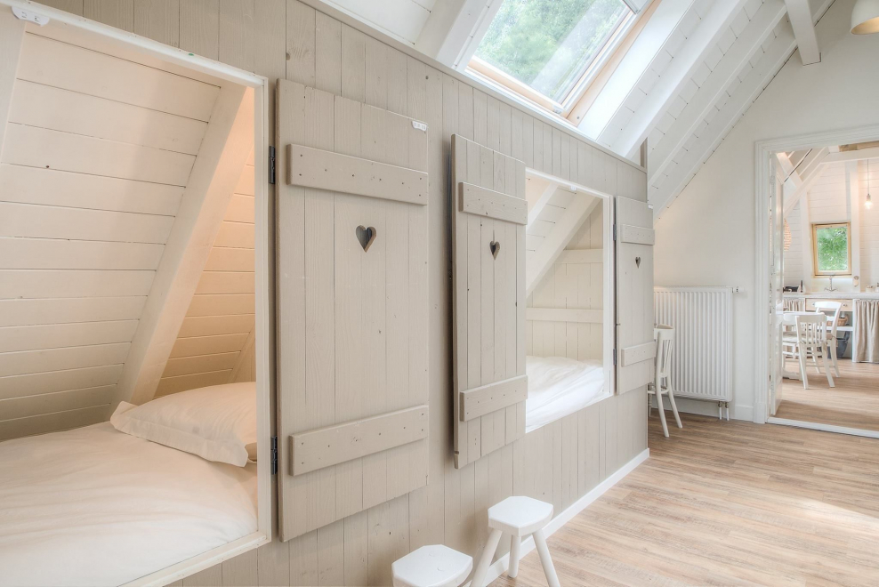 Встроенная кровать в мансарде