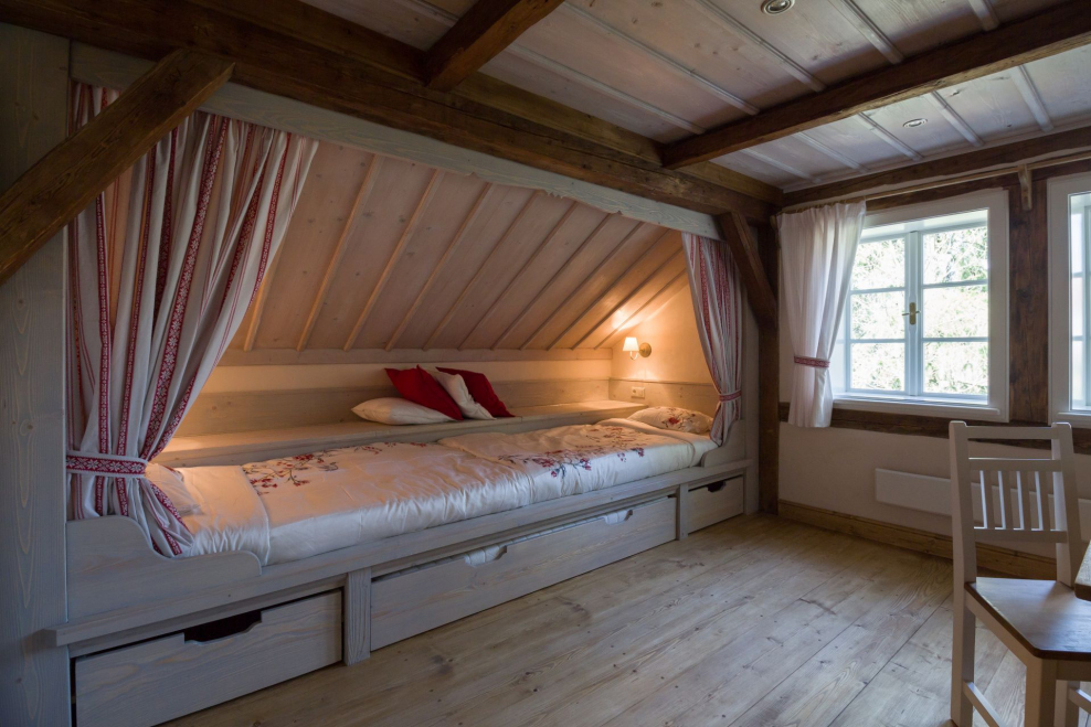 Кровать в нише мансарды