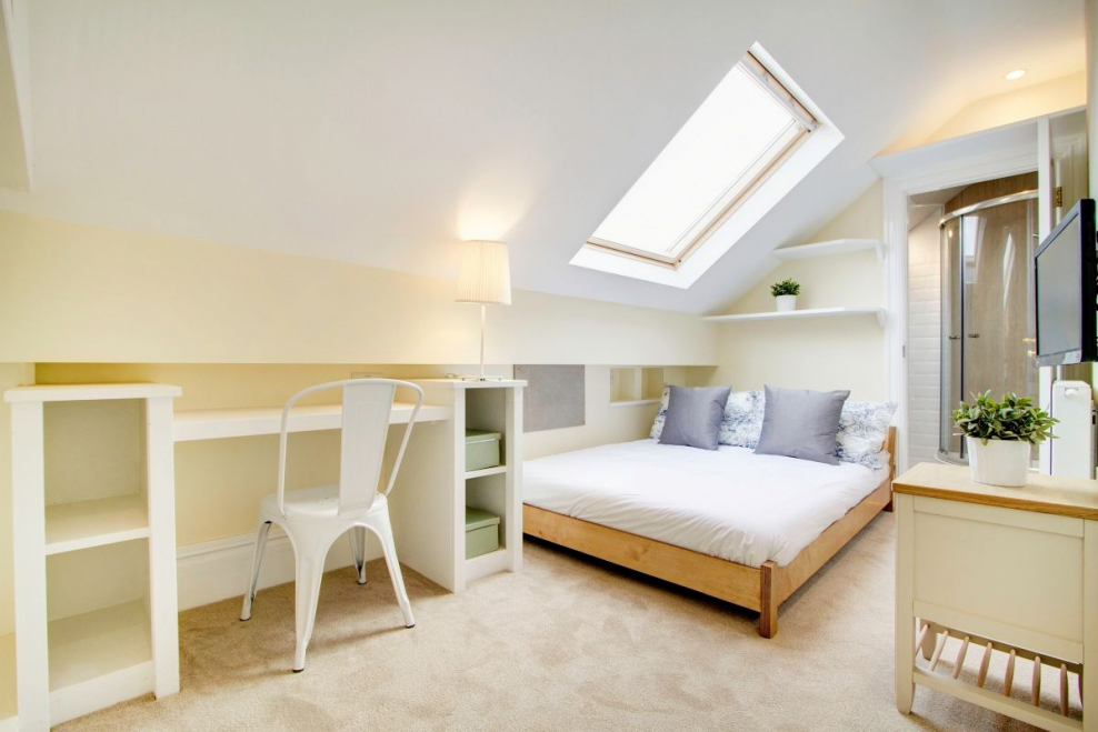 Мебель в комнату с мансардой