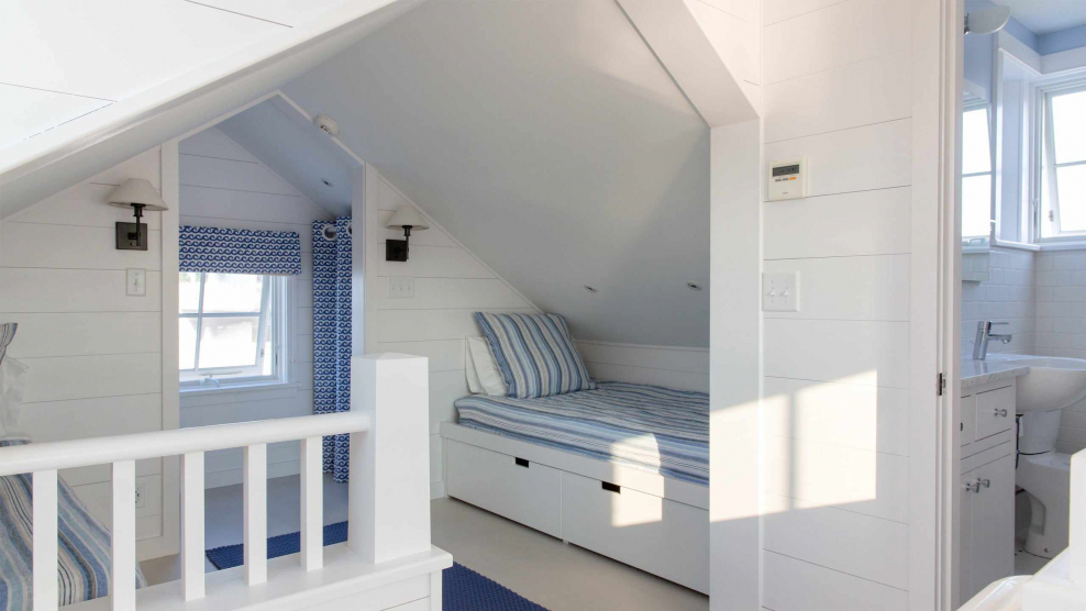 Встроенная кровать на мансардном этаже