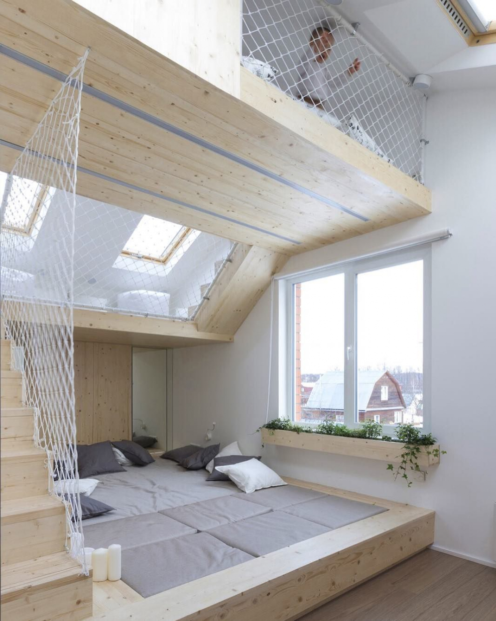 Двуспальная кровать на мансарде