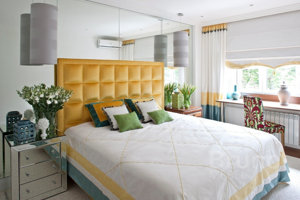 Спальня с желтой кроватью