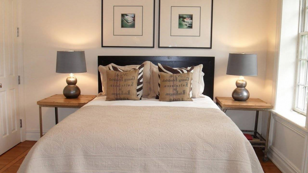 Уютная спальня с большой кроватью