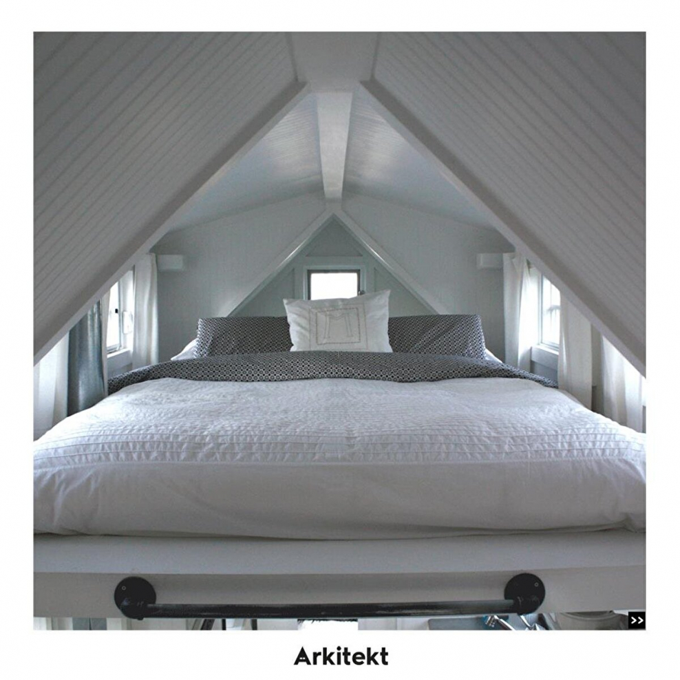 Кровать под крышей