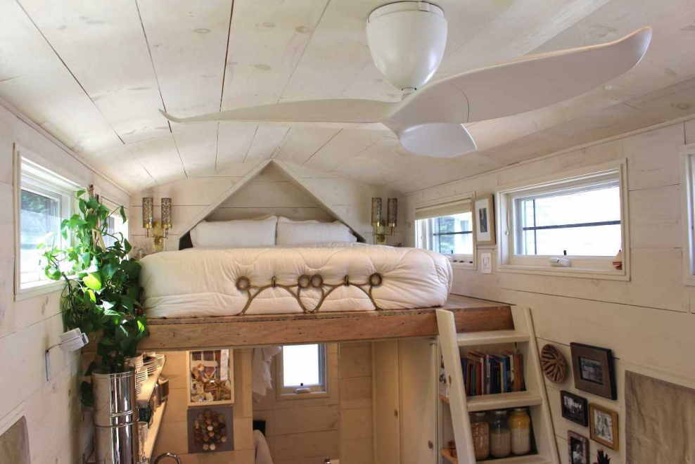 Домик со спальным местом под крышей