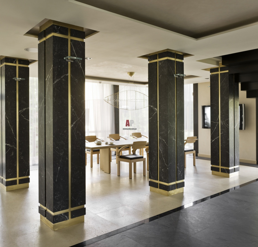 Гостиная студия с колонной