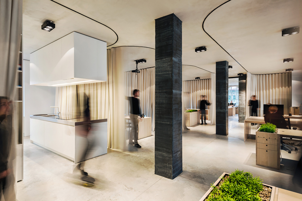 Бетонные колонны в интерьере