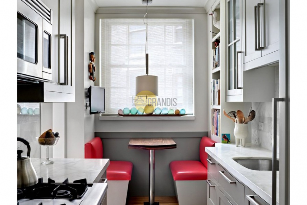 Маленькая узкая кухня