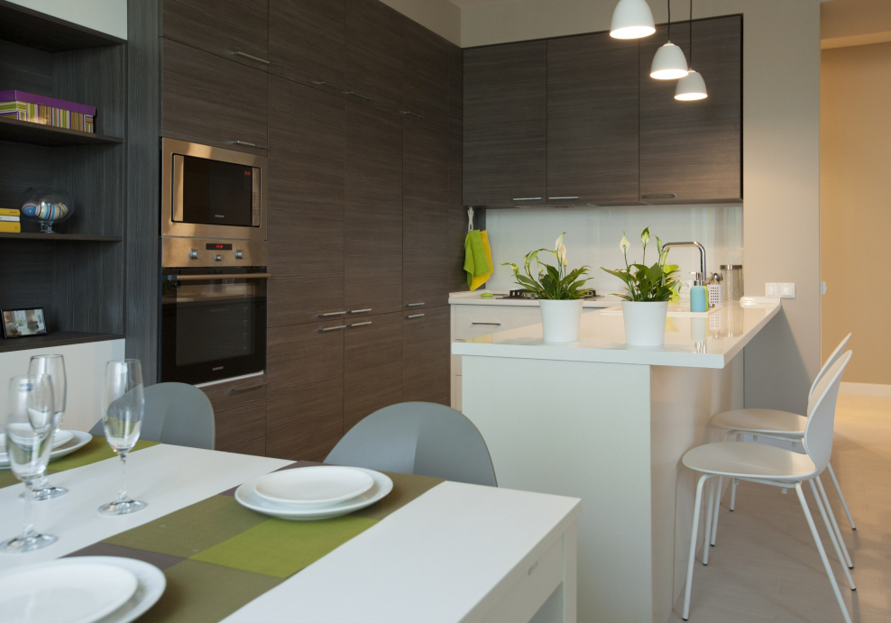 Коричневая кухня с яркими акцентами