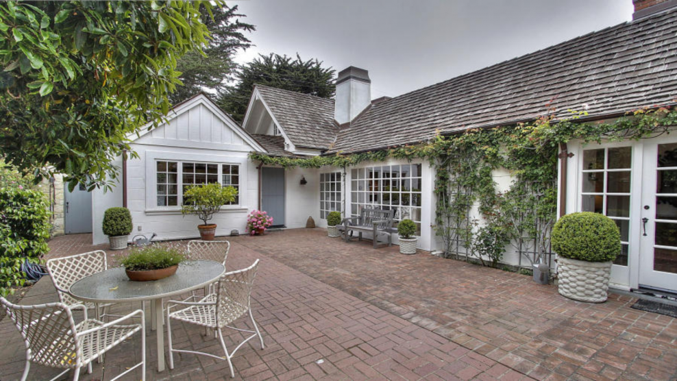 Деревенский дом с внутренним двориком