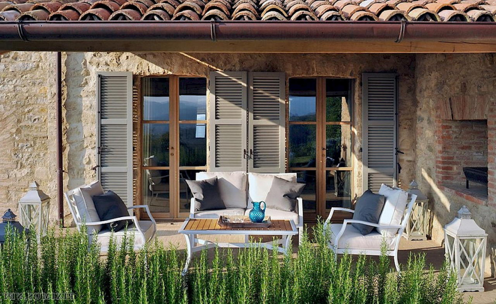 Одноэтажный дом в средиземноморском стиле с террасой