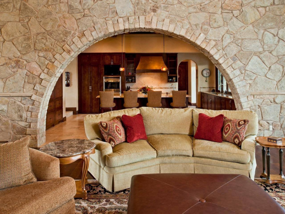 Каменная арка в интерьере