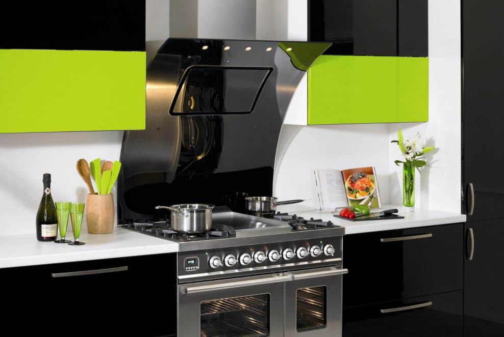 Кухни с вытяжками над плитой