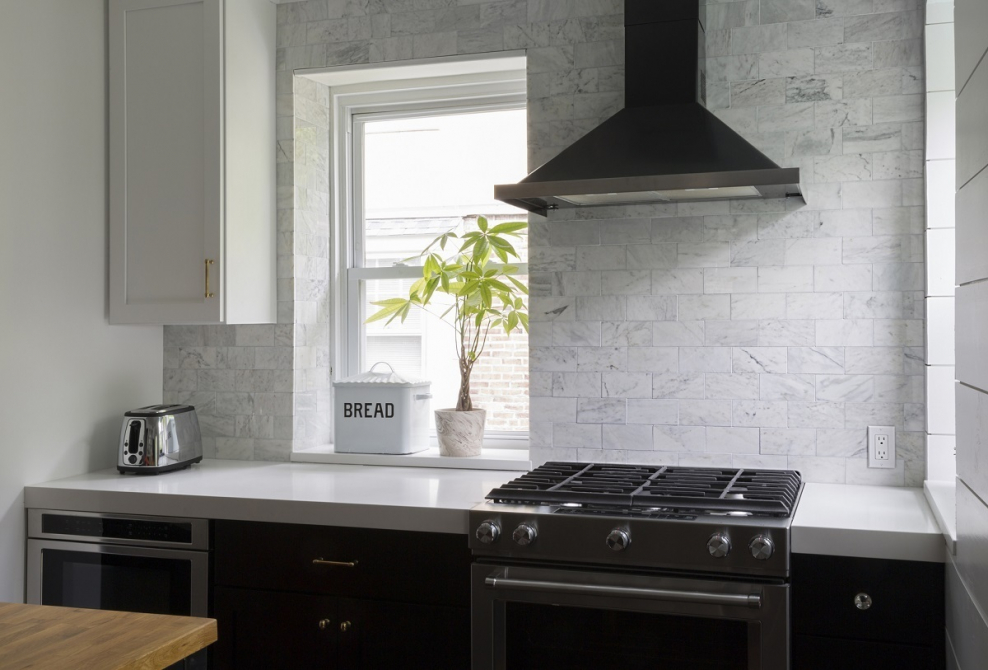 Каминная вытяжка для кухни в интерьере