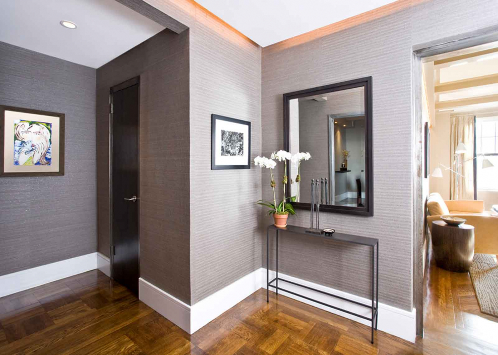 Прихожая с комбинированными обоями