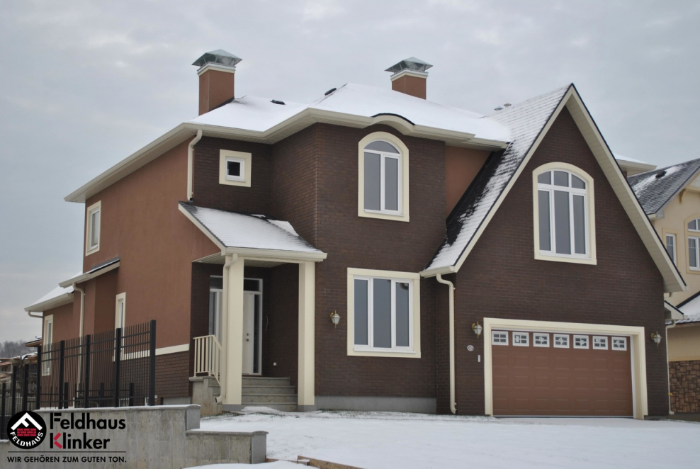 Коричневый фасад