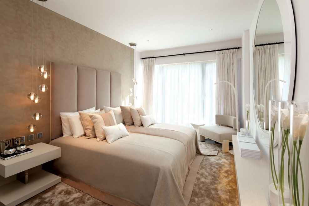 Спальня с балконом и окном