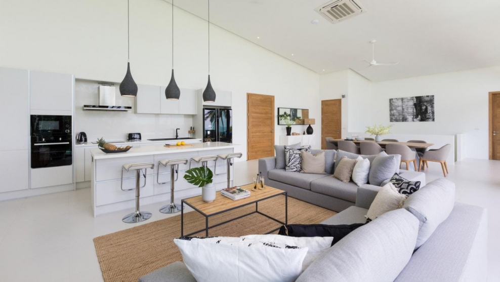 Уютная светлая кухня гостиная