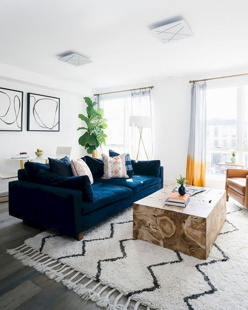Гостиная с синим диваном