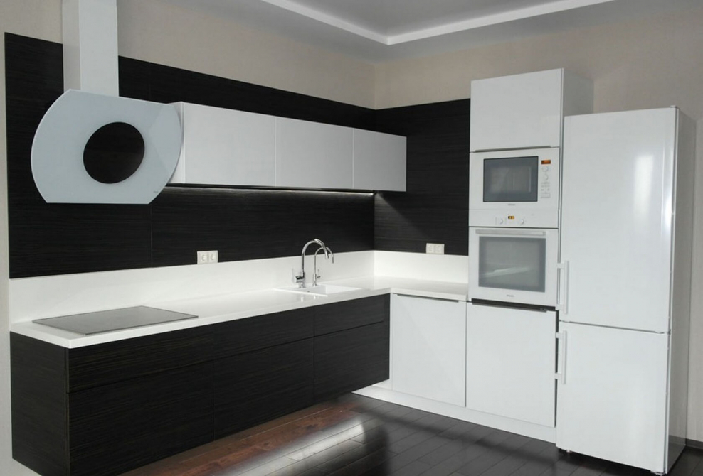 Кухонный гарнитур с черными ручками