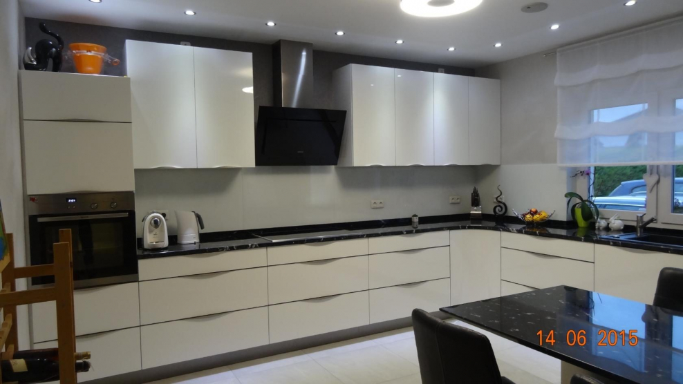 Белая глянцевая кухня хайтек