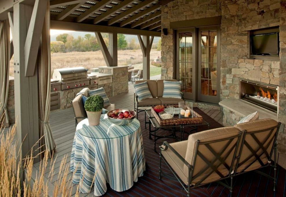 Шторы на веранде из кирпича